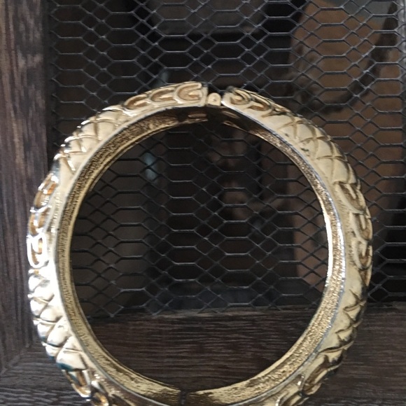 Vintage Monet gold plate dragon scale bangle hinge - Picture 4 of 7